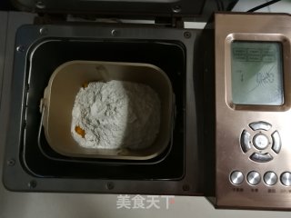 南瓜热狗面包的做法步骤：2