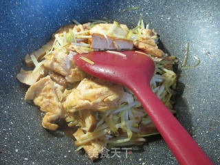 香干韭菜芽炒鸭蛋的做法步骤：8