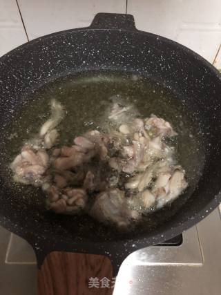 牛蛙烧板栗的做法步骤：4