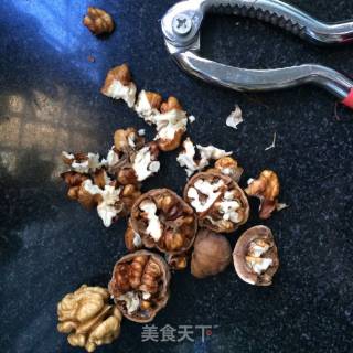 鲜核桃拌木耳的做法步骤：3
