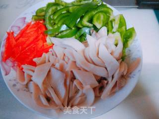 下饭菜青椒杏鲍菇胡萝卜小炒的做法步骤：2