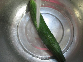 咸鸭蛋炒青瓜的做法步骤：2