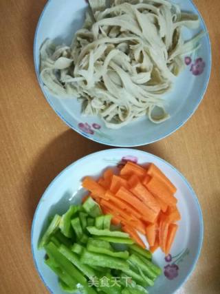 下饭菜_面筋炒青椒的做法步骤：2