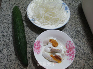 咸鸭蛋青瓜煮米粉的做法步骤：1