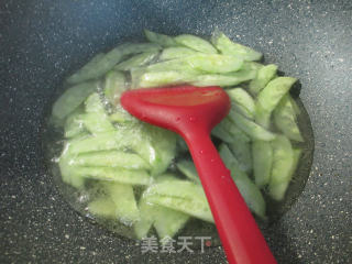 咸鸭蛋青瓜煮米粉的做法步骤：5
