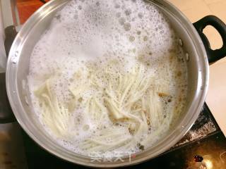 凉拌金针菇的做法步骤：4