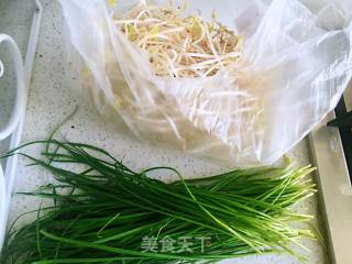 绿豆芽炒韭菜的做法步骤：1