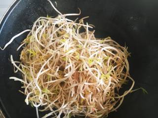 绿豆芽炒韭菜的做法步骤：4