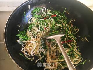 绿豆芽炒韭菜的做法步骤：8