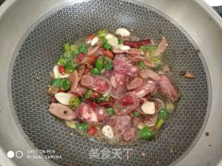 干锅肥肠的做法步骤：6
