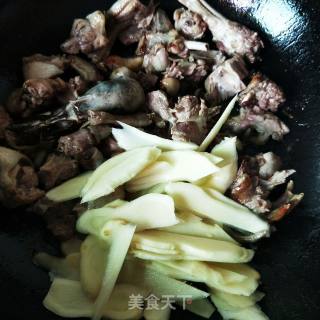 仔姜焖仔鸭的做法步骤：4