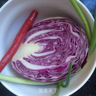 炝拌紫甘蓝的做法步骤：1