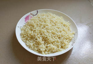 香菇酱鸡蛋肉丝炒面的做法步骤：3