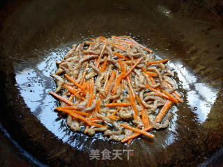 香菇酱鸡蛋肉丝炒面的做法步骤：7