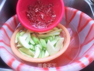 丝瓜炒肉丝的做法步骤：2