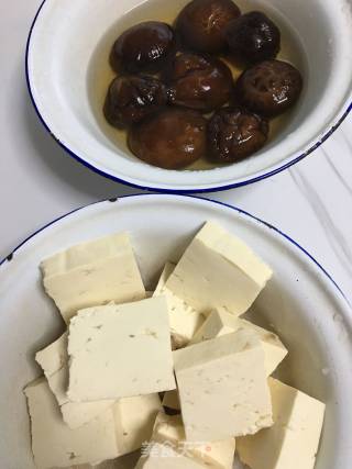 香菇焖豆腐的做法步骤：1