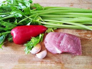 芹菜红椒炒肉丝的做法步骤：1