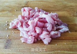 芹菜红椒炒肉丝的做法步骤：2