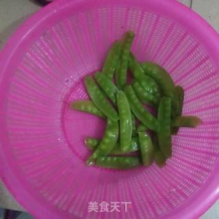 荷兰豆炒油豆腐的做法步骤：1