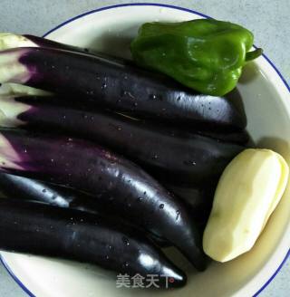 土豆炖茄子的做法步骤：1