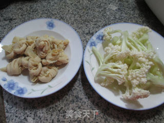 花菜烧千张结的做法步骤：1