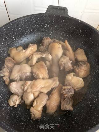 板栗炖鸡汤的做法步骤：1