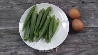 秋葵炒鸡蛋的做法步骤：1