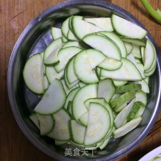 酸辣西葫芦片的做法步骤：1
