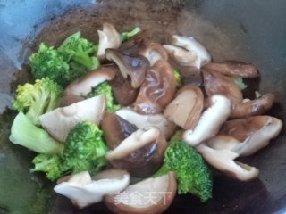 香菇西兰花的做法步骤：6