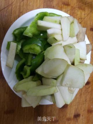 土豆茄子炒青椒的做法步骤：1