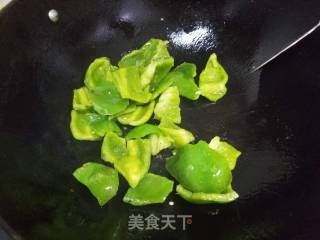 土豆茄子炒青椒的做法步骤：4