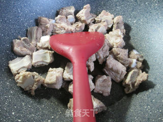 黑木耳千张结烧排骨的做法步骤：2