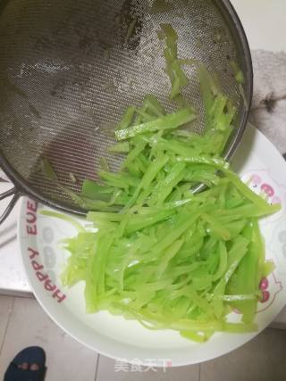 凉拌红萝卜莴笋的做法步骤：2