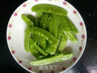 荷兰豆胡萝卜炒卤干的做法步骤：2