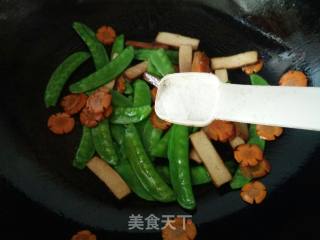 荷兰豆胡萝卜炒卤干的做法步骤：8