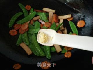 荷兰豆胡萝卜炒卤干的做法步骤：9