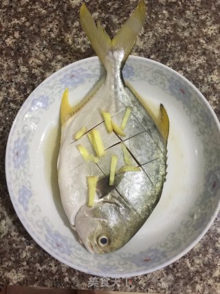 香煎小金鲳鱼的做法步骤：2