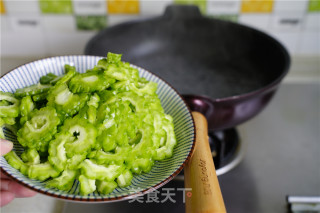 牛肉洋葱炒苦瓜的做法步骤：2