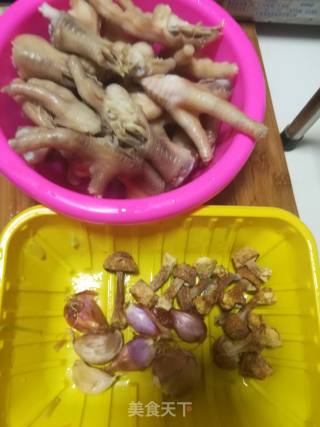 姬松茸鸡脚的做法步骤：1