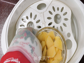 缓解宝宝腹泻的蒸苹果泥 辅食6m+的做法步骤：4