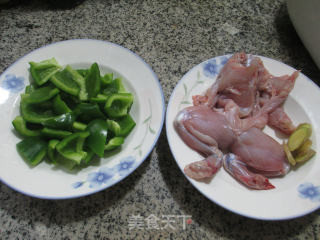 灯椒炒牛蛙的做法步骤：1