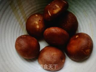 下饭菜:小米椒炒香菇丁的做法步骤：1