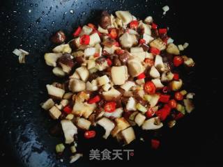 下饭菜:小米椒炒香菇丁的做法步骤：7