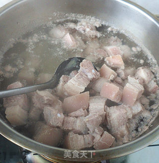 下饭菜——鹌鹑蛋豆腐小炖肉的做法步骤：2