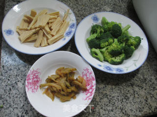 榨菜丝西兰花炒腐竹的做法步骤：1