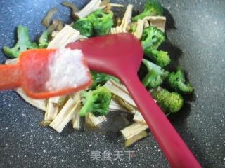 榨菜丝西兰花炒腐竹的做法步骤：5