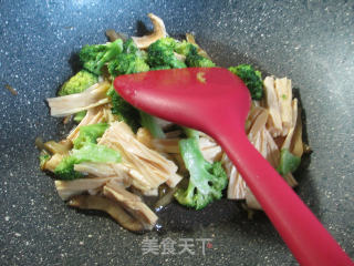 榨菜丝西兰花炒腐竹的做法步骤：6