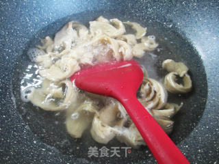 秀珍菇炒面筋的做法步骤：2