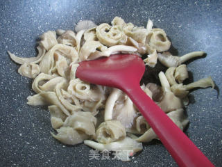 秀珍菇炒面筋的做法步骤：4