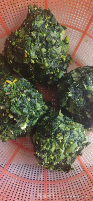 青菜肉馅饺子的做法步骤：2